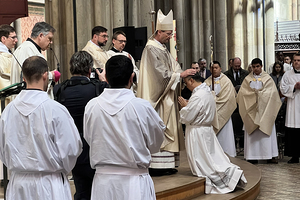 Diakonweihe von Pater Prior Thomas Pham OH am 27. April - Handauflegung